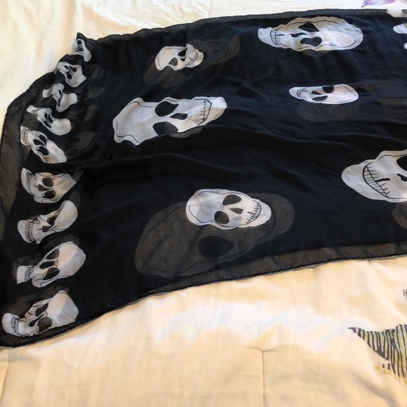 Scull scarf - Picture 2 of 5